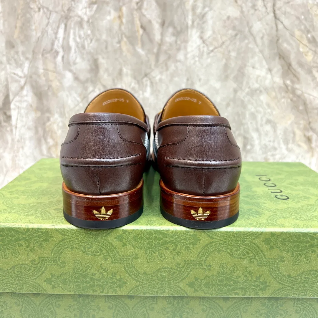 Original leather outsole P900 Brand: Co-branded Adidas｜GUCCI (Gucci) Standard code: Men's size 38–44 (45/46 can be customized) Grade: Same style as the official website Original quality Material: Original cowhide Leather lining Original leather outsole Style category: Men's fashionable casual leather shoes Distinguished big-name luxury elements top luxury Color: Actual picture